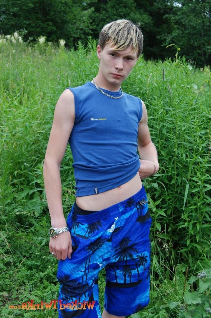 10P Solo twink shwos and jerks his long thick cock