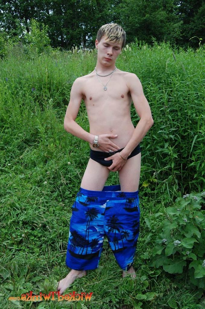 10P Solo twink shwos and jerks his long thick cock