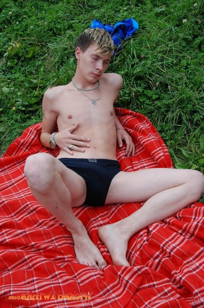 10P Solo twink shwos and jerks his long thick cock