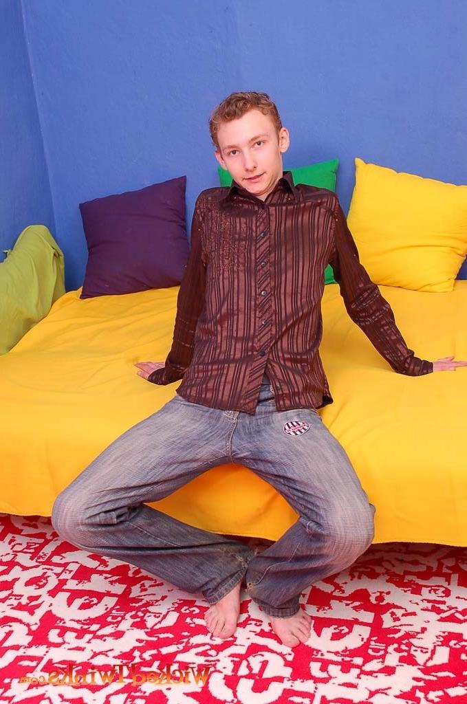 10P Solo twink shwos and jerks his long thick cock