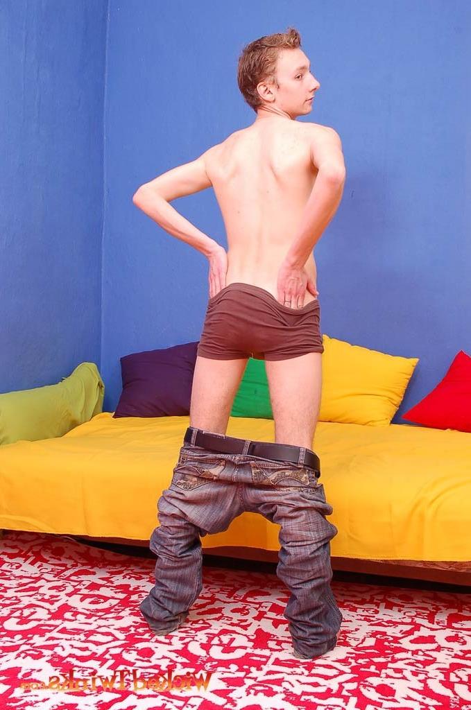 10P Solo twink shwos and jerks his long thick cock