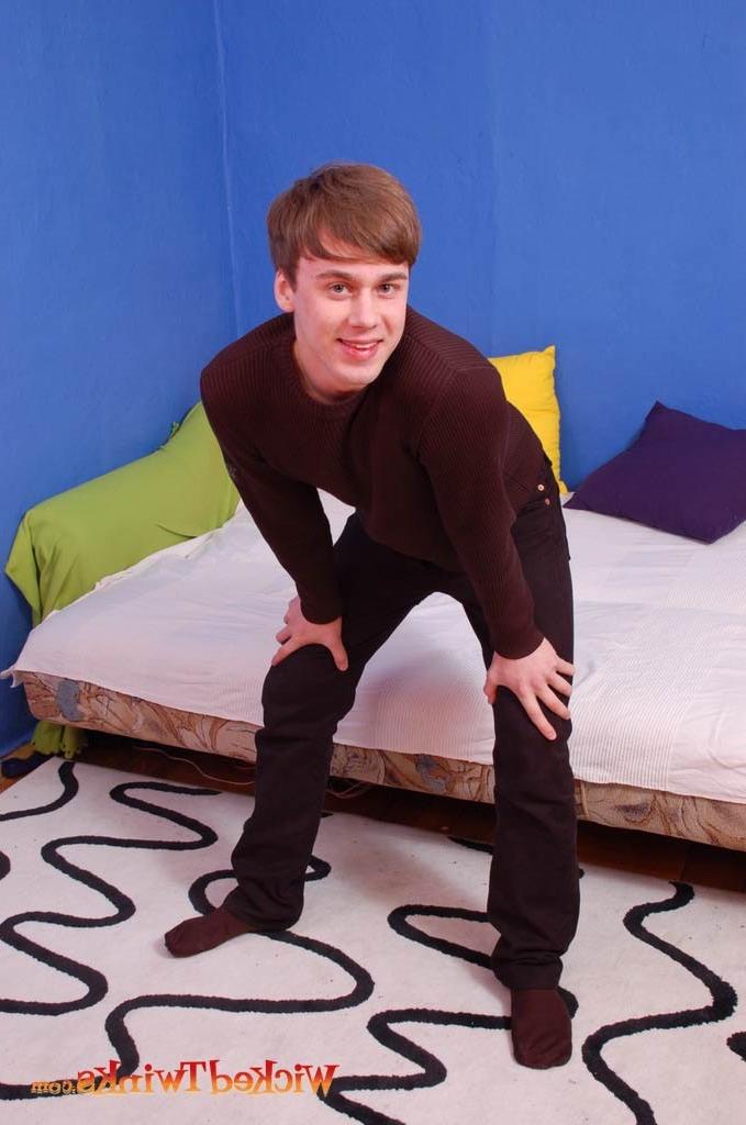 10P Solo twink shwos and jerks his long thick cock
