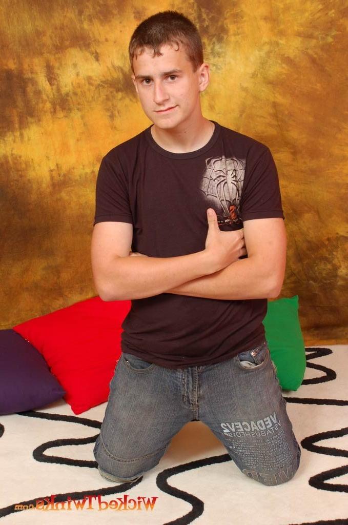 10P Solo twink shwos and jerks his long thick cock