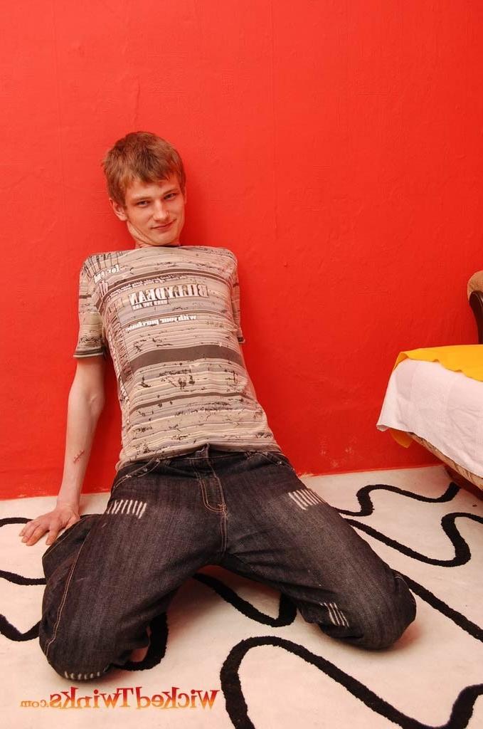 10P Solo twink shwos and jerks his long thick cock