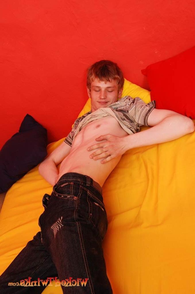 10P Solo twink shwos and jerks his long thick cock