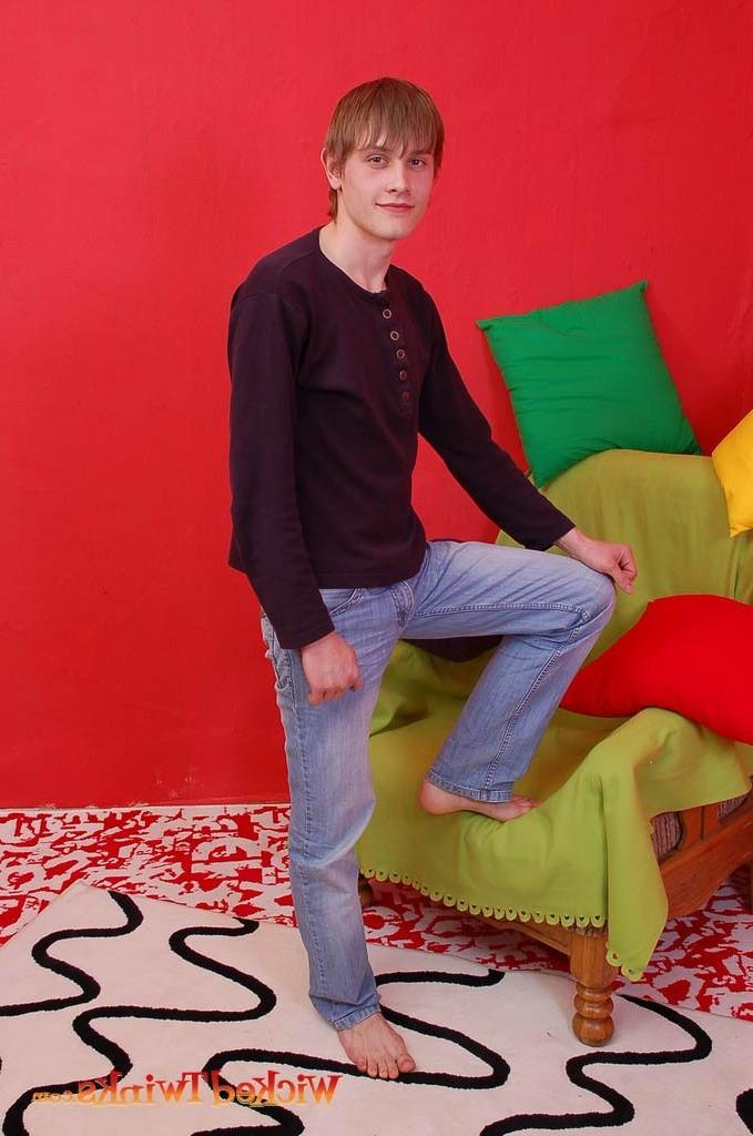 10P Solo twink shwos and jerks his long thick cock