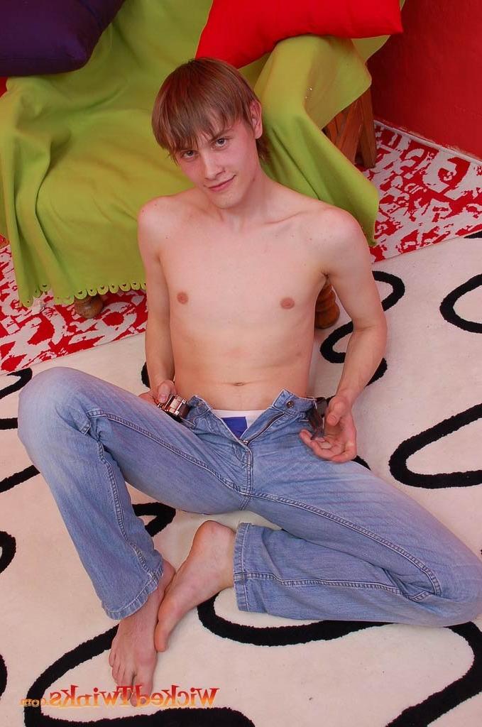 10P Solo twink shwos and jerks his long thick cock