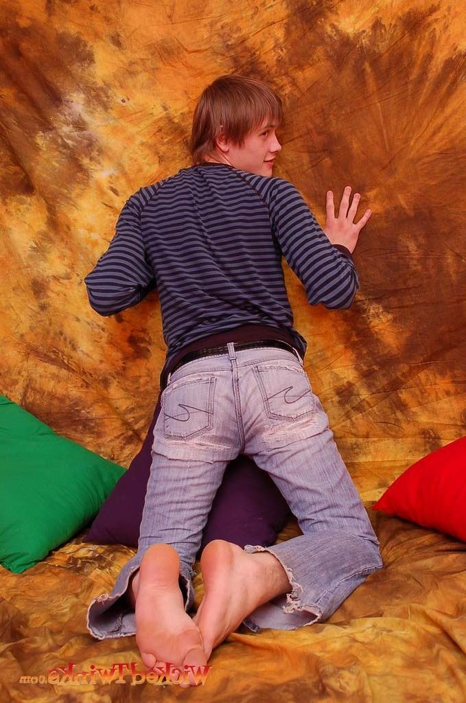 10P Solo twink shwos and jerks his long thick cock