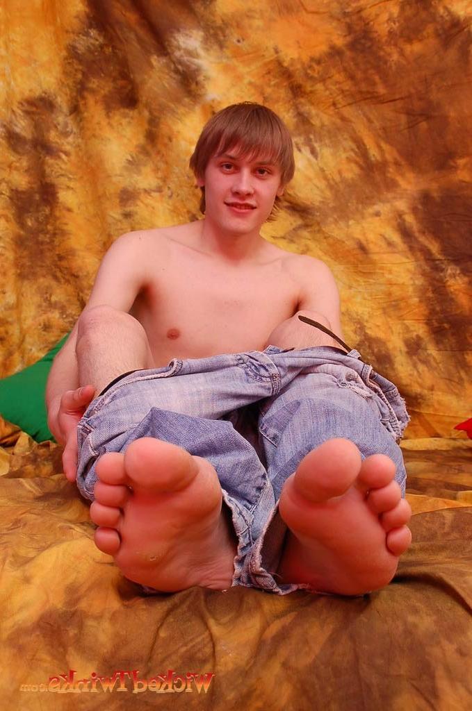 10P Solo twink shwos and jerks his long thick cock