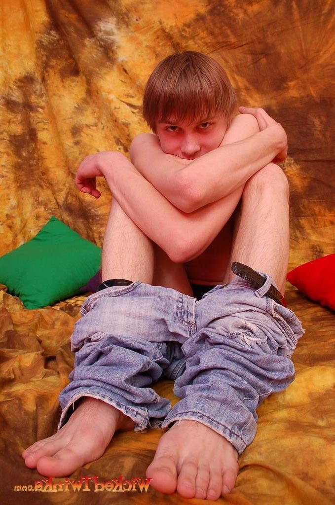 10P Solo twink shwos and jerks his long thick cock