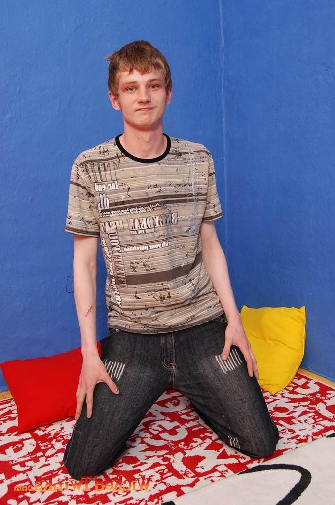 10P Solo twink shwos and jerks his long thick cock