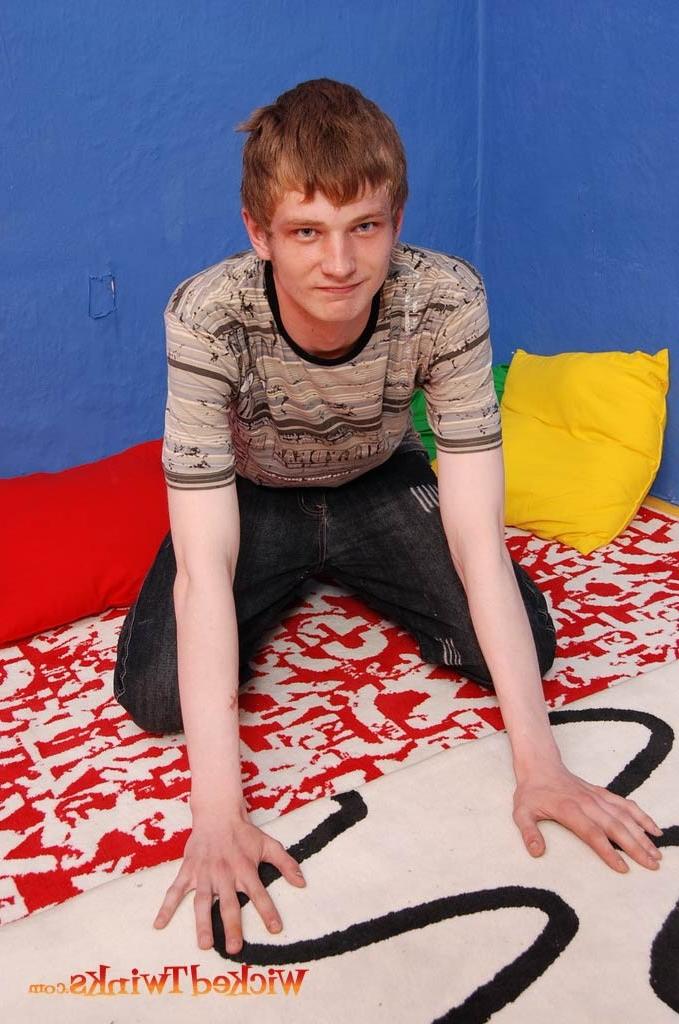 10P Solo twink shwos and jerks his long thick cock