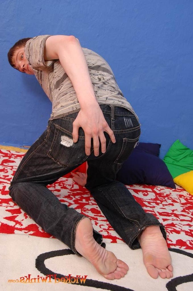 10P Solo twink shwos and jerks his long thick cock