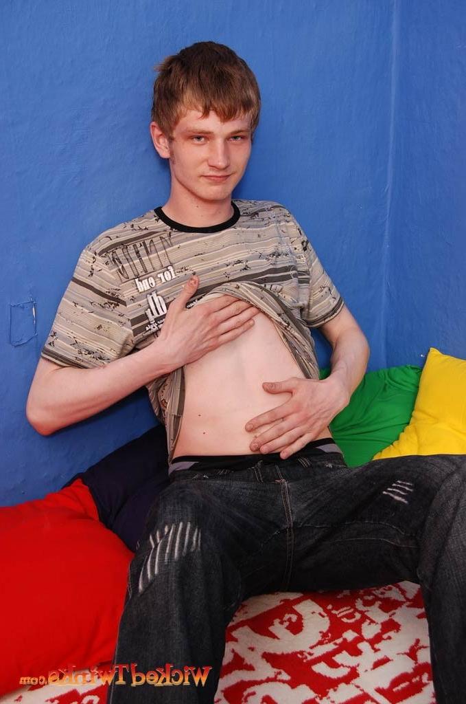 10P Solo twink shwos and jerks his long thick cock
