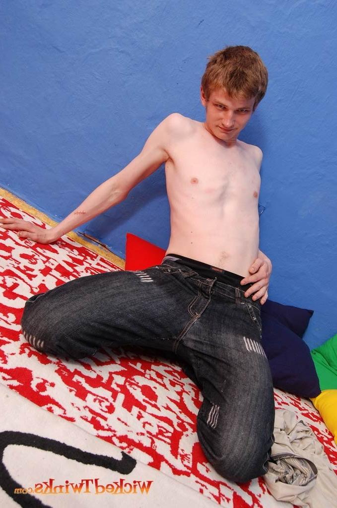 10P Solo twink shwos and jerks his long thick cock