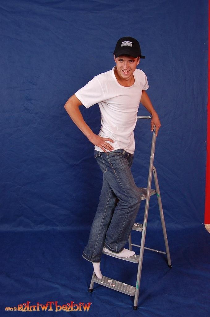 10P Solo twink shwos and jerks his long thick cock