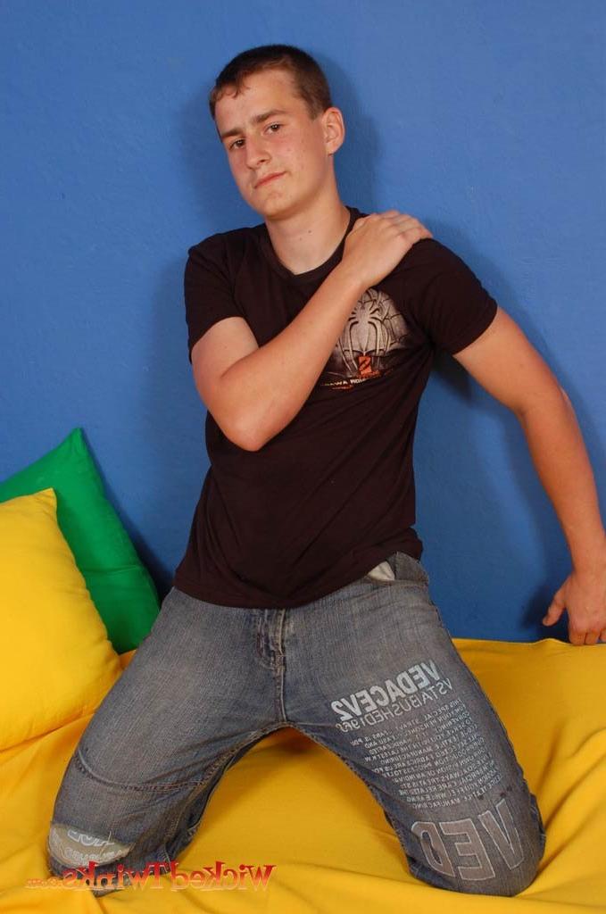 10P Solo twink shwos and jerks his long thick cock
