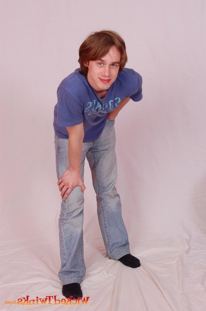 10P Solo twink shwos and jerks his long thick cock