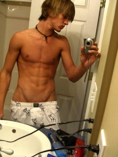 12P Hotny dude tingaro sucks his roommates cock in these hot banging pics