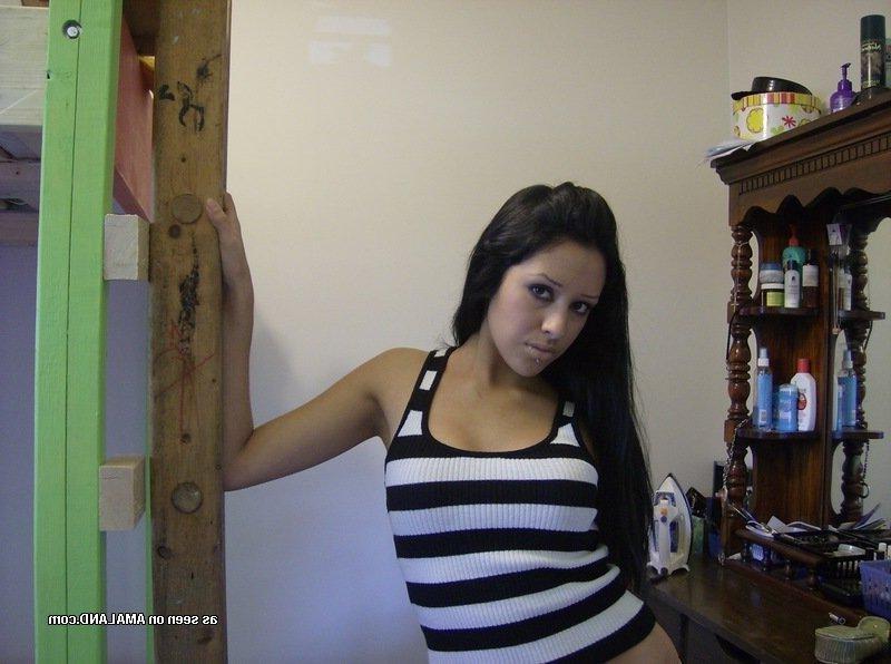 10P Sexy Spanish bitch teasing her boyfriend on cam