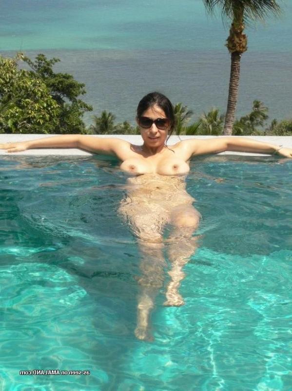 10P Busty Mexican girlfriend gets naughty posing topless