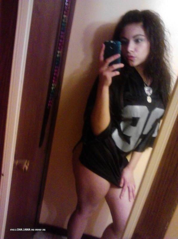 14P Amateur Mexican babe camwhoring in front of the mirror