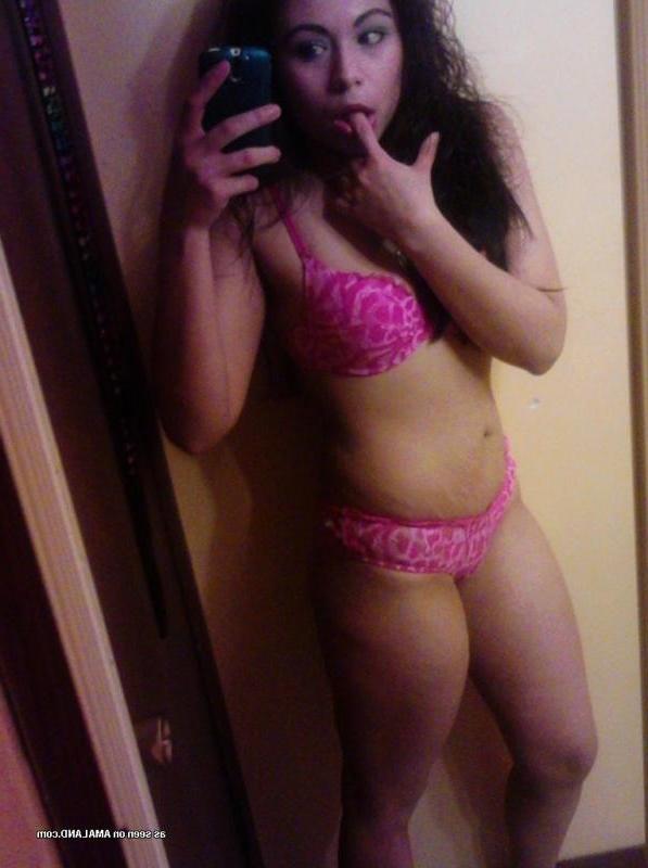 14P Amateur Mexican babe camwhoring in front of the mirror