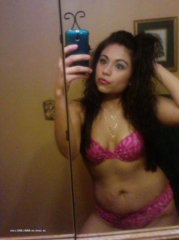 14P Amateur Mexican babe camwhoring in front of the mirror