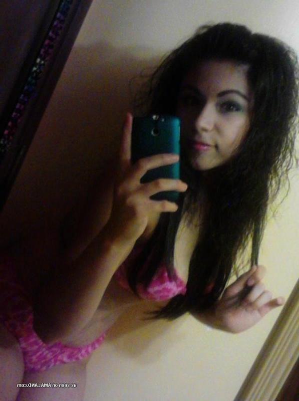 14P Amateur Mexican babe camwhoring in front of the mirror