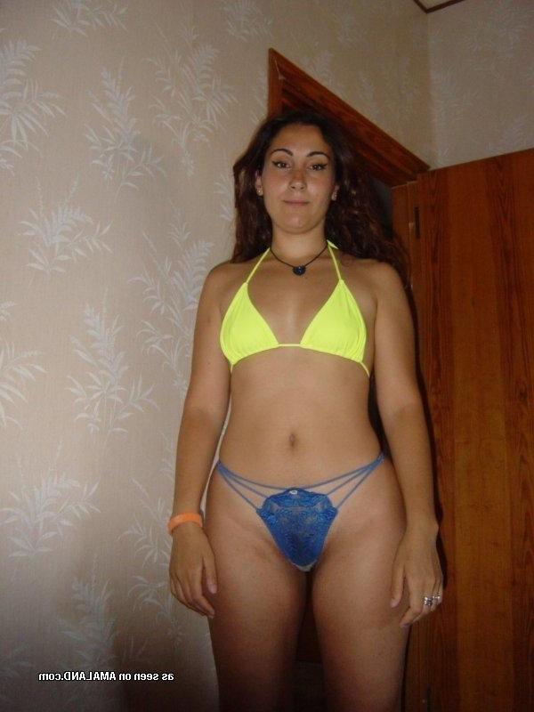 11P Posing skanky and sucking on her boyfriend's boner