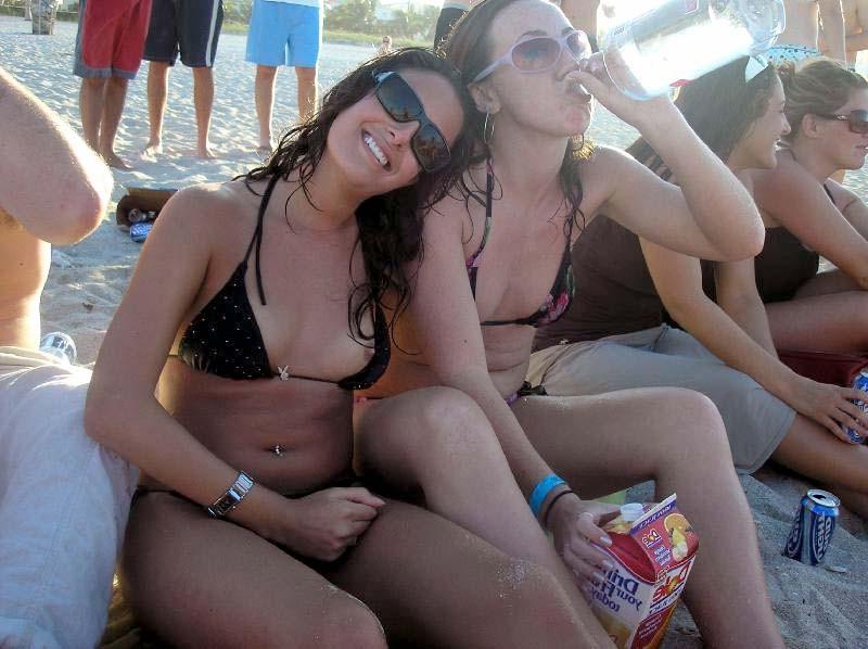 16P Hot photos of sexy girls kissing