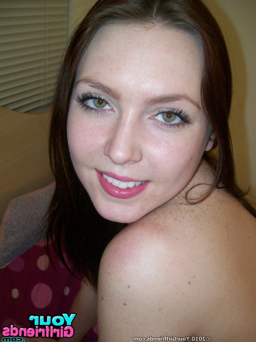 15P Amateur girlfriends posing