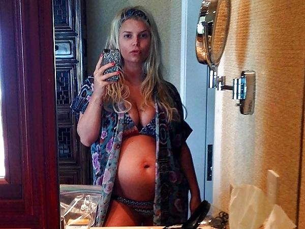 25P Hot pregnant celebs