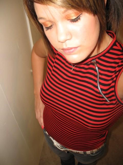 15P Gorgeous amateur girls posing on camera naked
