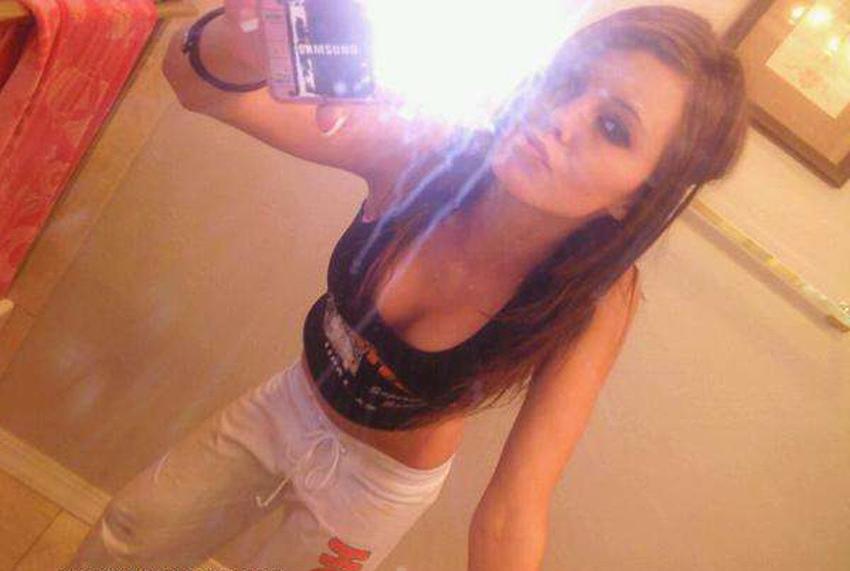 15P Gorgeous amateur girls posing on camera naked
