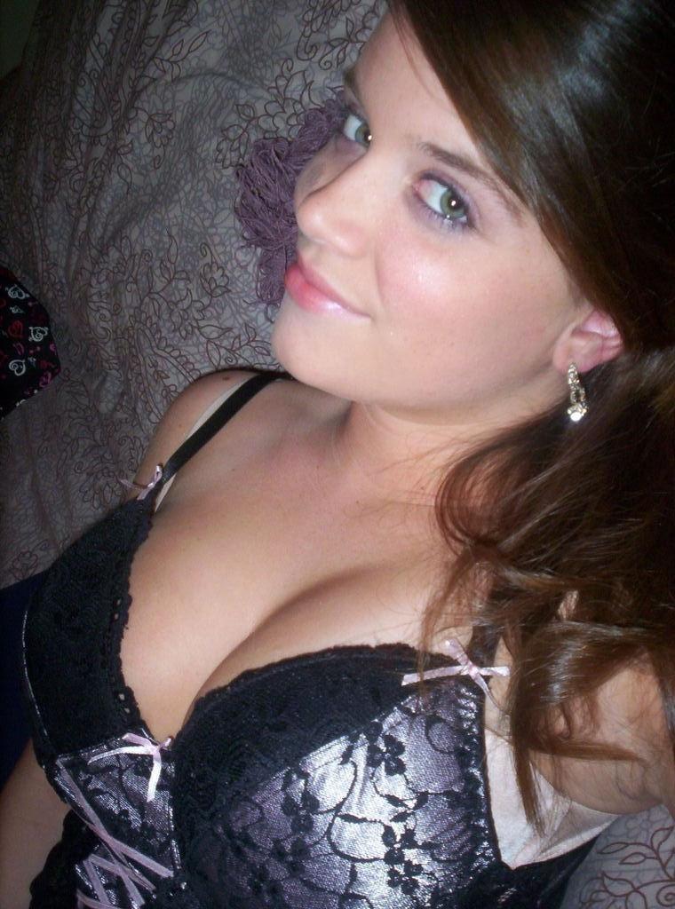15P Gorgeous amateur girls showing their amazing bodies