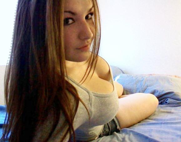 15P Gorgeous amateur girls posing on camera naked
