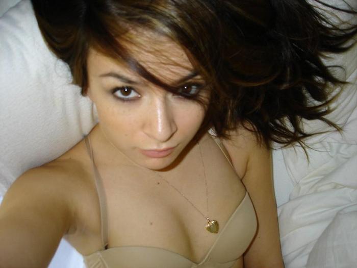 15P Gorgeous amateur girls posing on camera naked