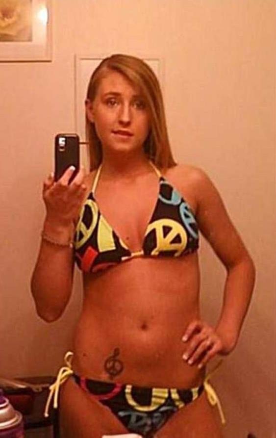 15P Gorgeous amateur girls posing on camera naked
