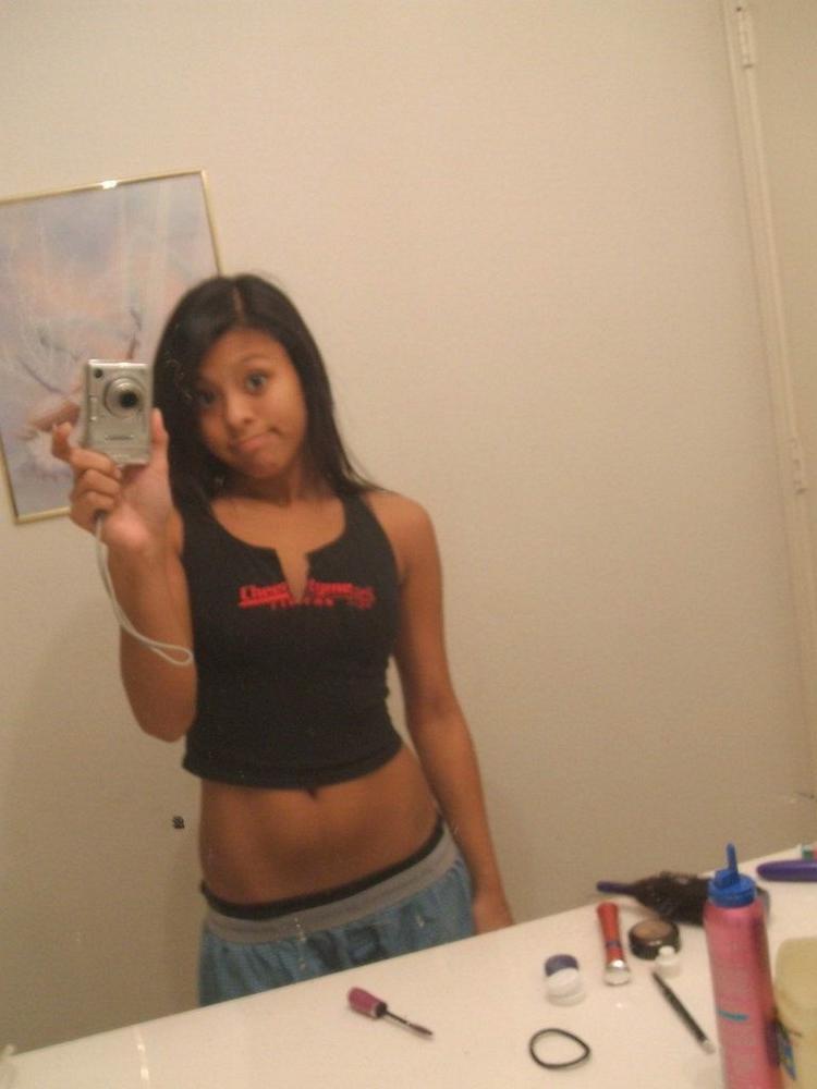 15P Gorgeous amateur girls posing on camera naked