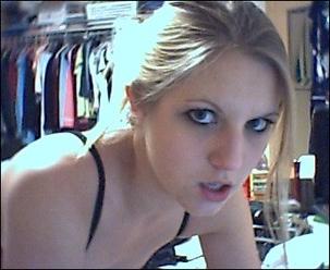 16P Photos of a gothic babe posing in her room