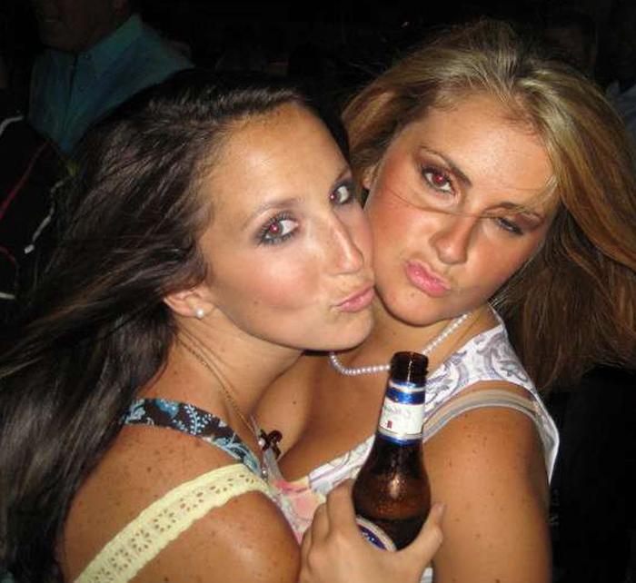 15P Drunk amateur chicks in bar