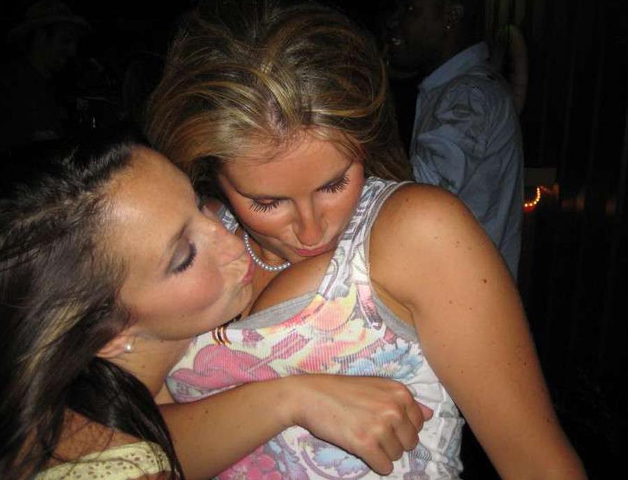 15P Drunk amateur chicks in bar