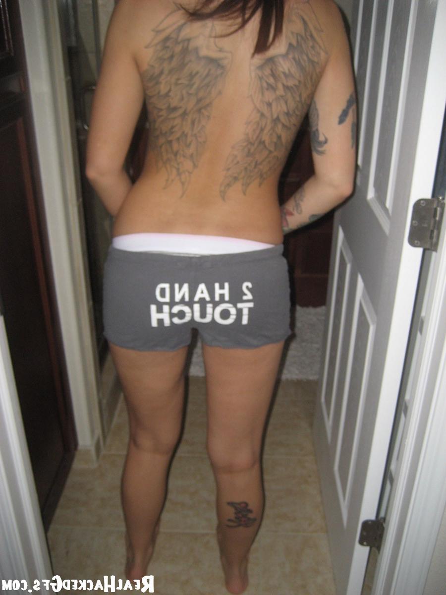 16P Tatooed girlfriend posing in her apartment
