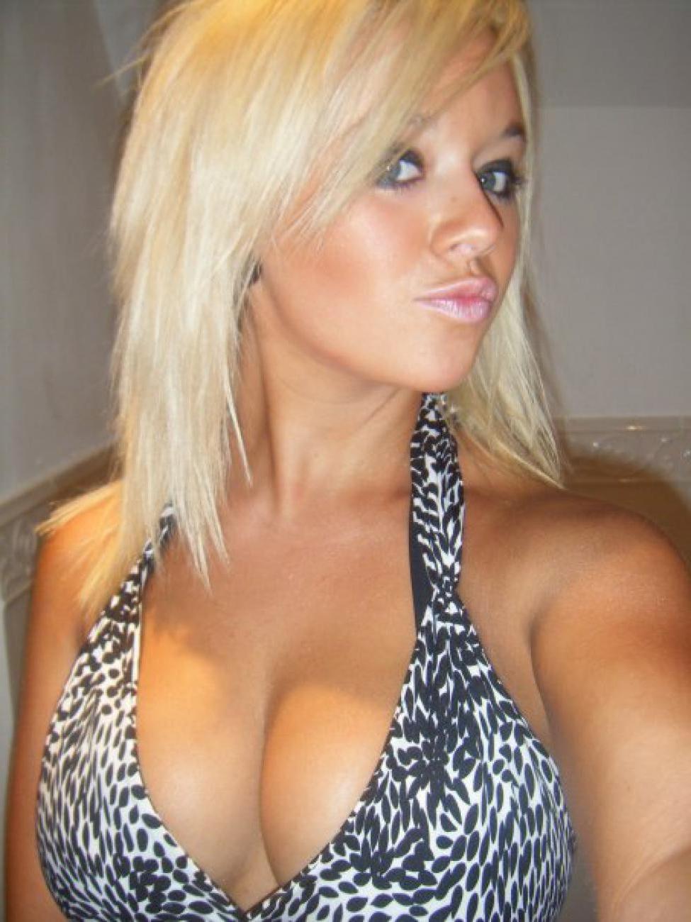 15P Pictures of a busty chick posing naked in her room