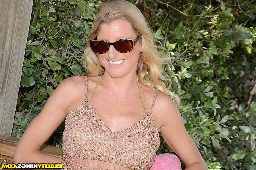 15P Naughty bikini milf slut got fucked near the beach