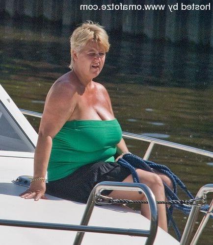 16P watch pretty mature boobs