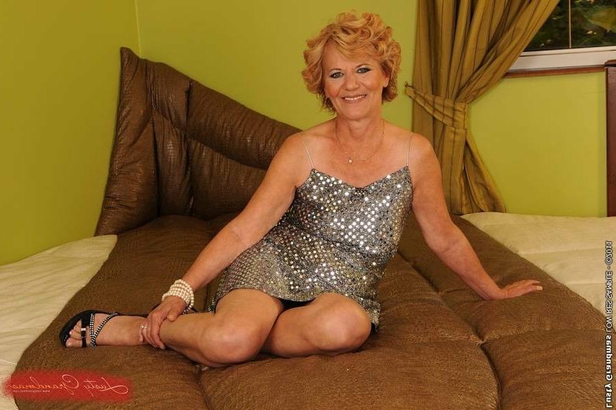 16P Hot granny getting her hairy pussy fucked