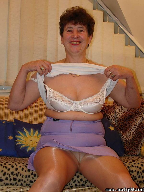 16P Older mature granny gets naked sucking dicks hairy pussy fucked