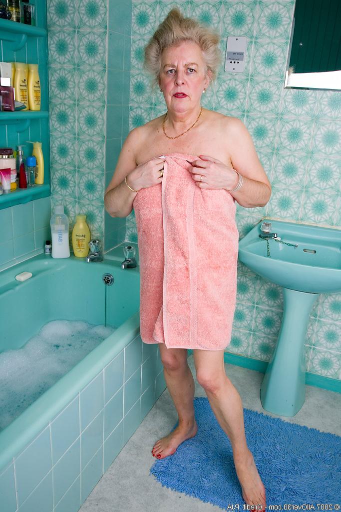 16P granny takes a bath to wash her very hairy pussy and big tits
